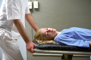 Völlig verstört wird Kristen (Amber Heard) in eine psychiatrische Klinik eingeliefert. Die junge, desorientierte Frau kann sich an nichts erinnern.. © RTL II