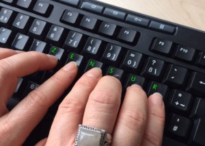 Bebilderung für Beitrag Freedom of the Net 215: Schwarze Tastatur mit grün markierten Buchstaben auf den Tasten, die das Wort Zensur ergeben. Sichtbare Finger auf diesen Tasten suggerieren, das Wort Zensur zu tippen. © FSF
