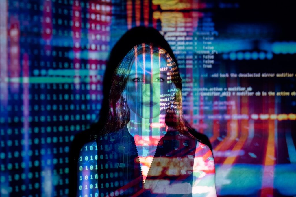 Zahlencode auf PC über Frau projiziert; Foto von ThisIsEngineering von Pexels