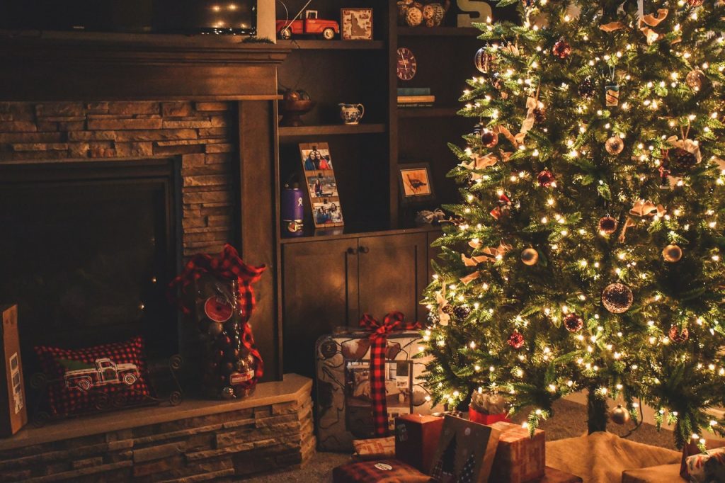 Weihnachtsmotiv Innenraum mit hell erleuchtetem Weihnachtsbaum, Geschenken und ein wenig Wohnungsinterieur, Foto von Brett Sayles von Pexels